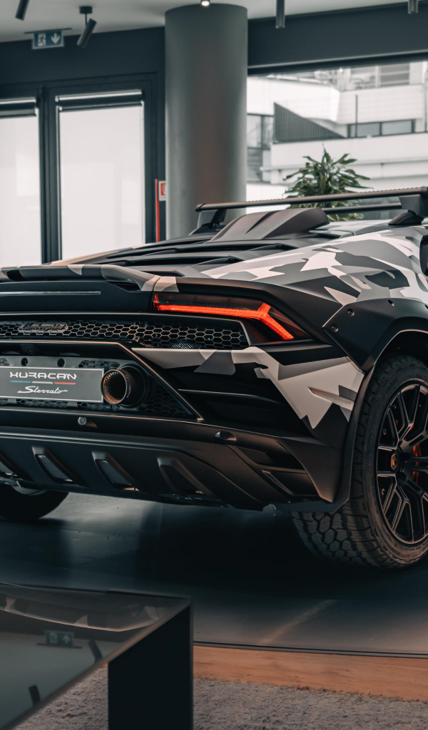 Вид сзади на автомобиль Lamborghini Huracán Sterrato All-Terrain Ad Personam 2024  года в здании