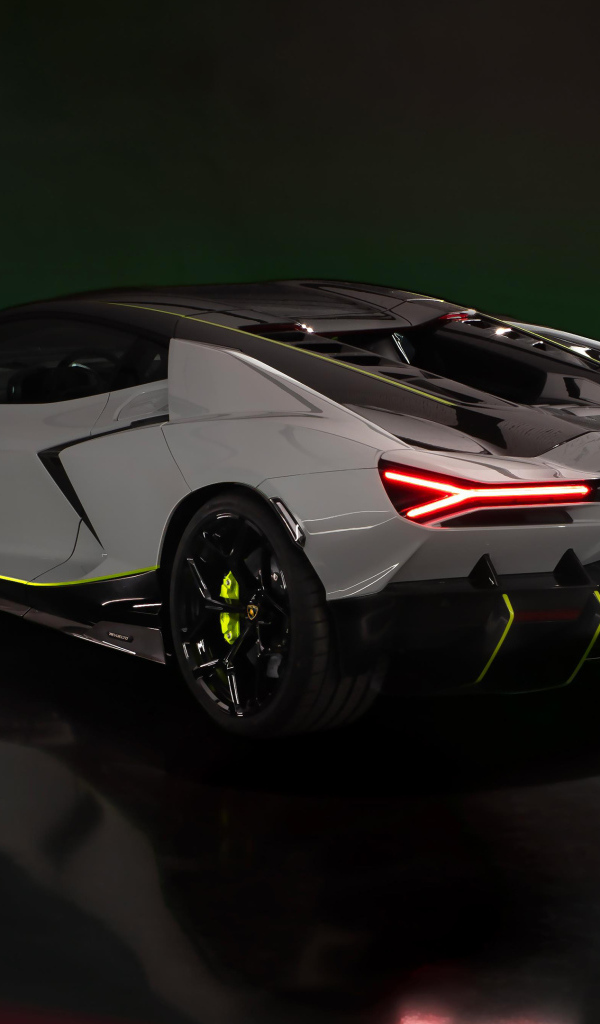 Вид сзади на автомобиль Lamborghini Revuelto At Lamborghini Arena 2024 года