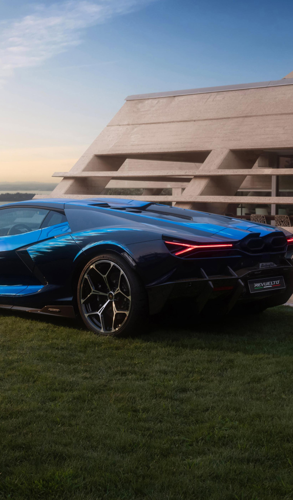 Вид сзади на автомобиль Lamborghini Revuelto Opera Unica 2024 года