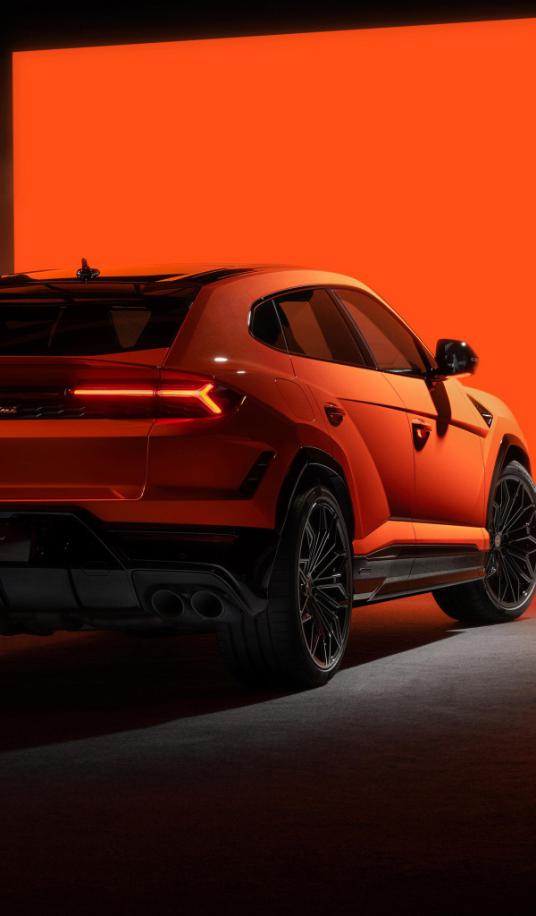Вид сзади на внедорожник Lamborghini Urus SE Plug-In Hybrid