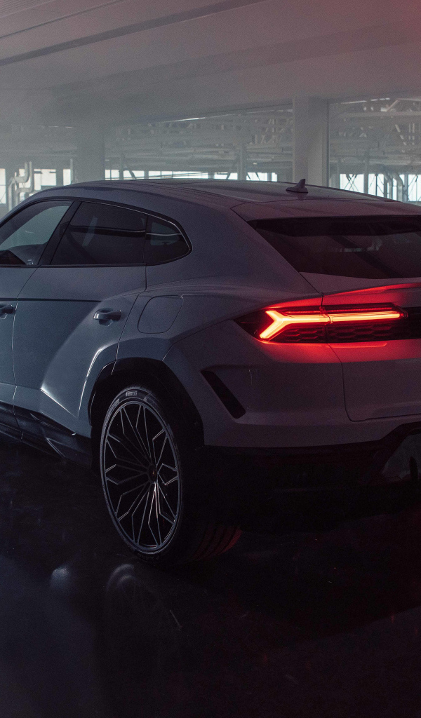 Вид сзади на автомобиль Lamborghini Urus SE Plug-In Hybrid Super SUV