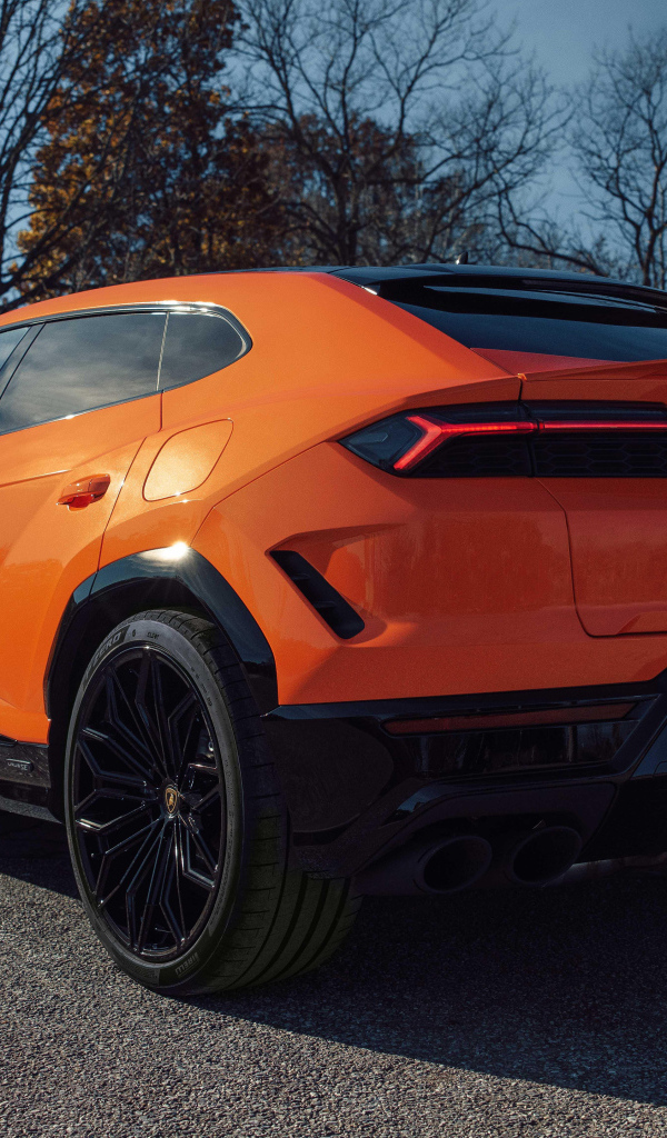 Вид сзади на оранжевый внедорожник Lamborghini Urus SE Plug-In Hybrid