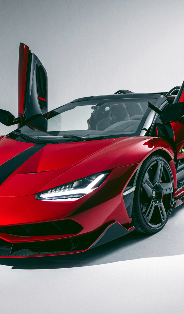 Красный автомобиль Lamborghini Centenario Roadster с открытыми дверями