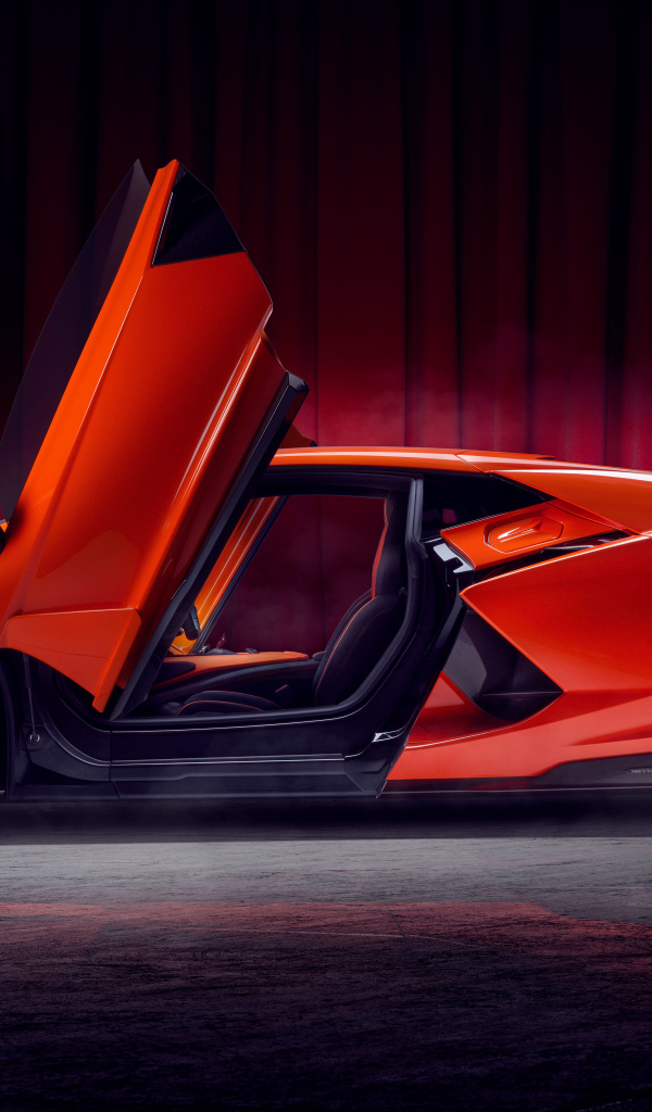 Красный автомобиль Lamborghini Revuelto с открытыми дверями