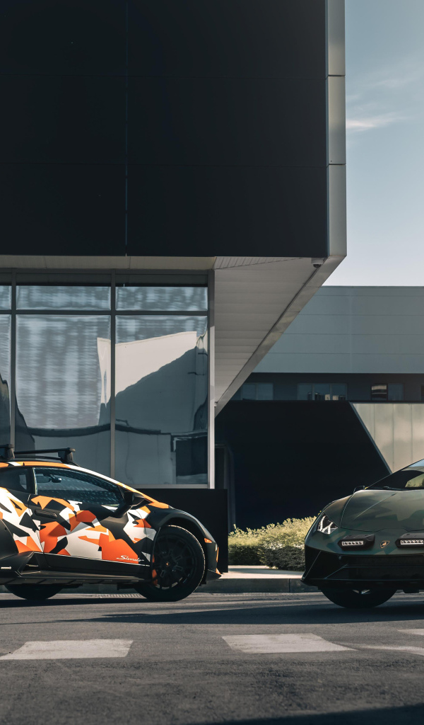 Два автомобиля Lamborghini Huracán Sterrato All-Terrain Ad Personam