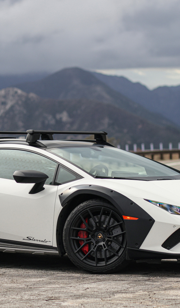 Белый автомобиль Lamborghini Huracán Sterrato  2024 года