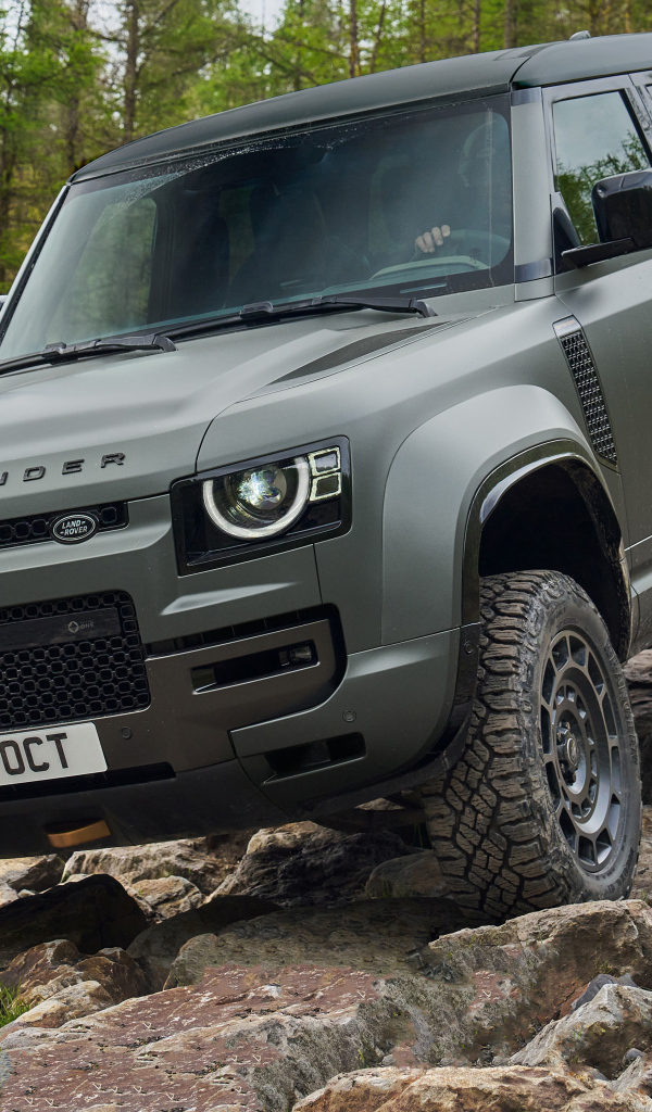 Внедорожник Land Rover Defender OCTA 2024 года на камнях