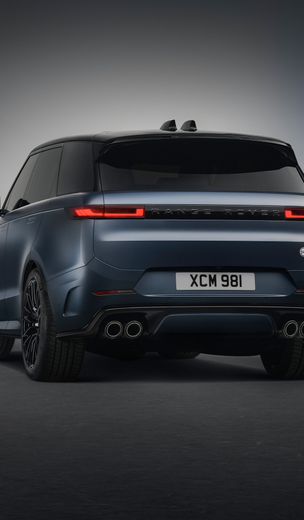 Вид сзади на автомобиль Range Rover Sport SV Edition Two 2024 года