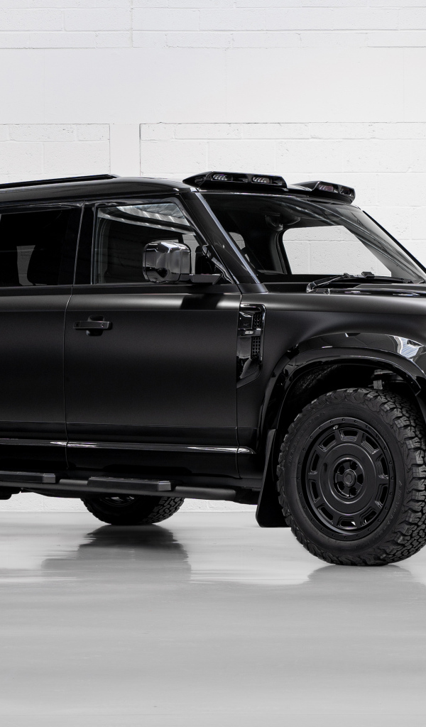 Большой черный автомобиль Land Rover Defender Widetrack 2024 года