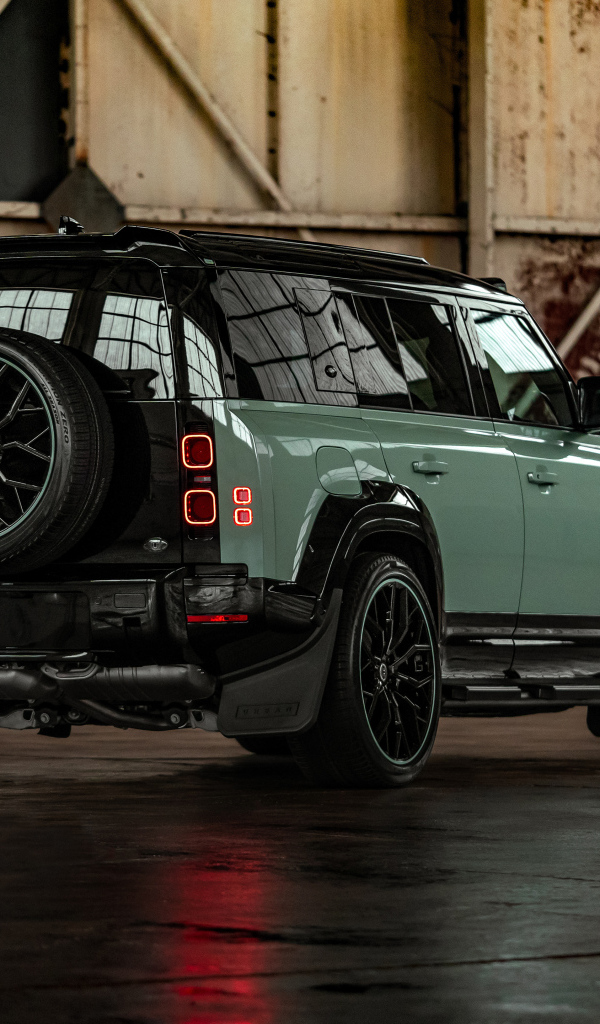 Вид сзади на джип Land Rover Defender 2024 года