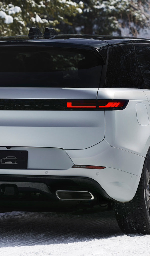 Вид сзади на внедорожник Range Rover Sport Park City Edition 2024 года на снегу