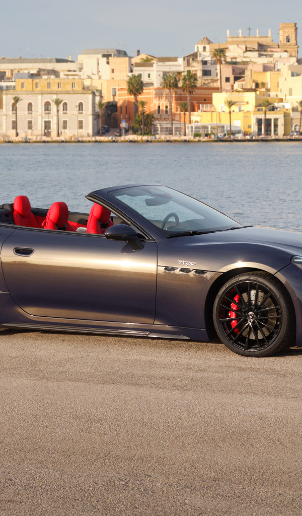 Кабриолет Maserati GranCabrio Trofeo 2024 года у воды