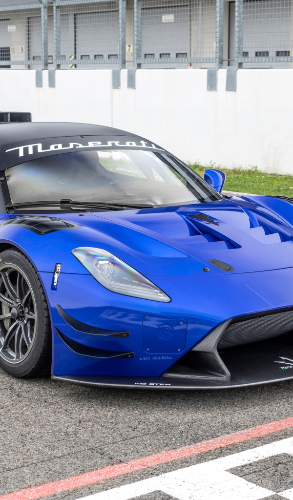 Синий автомобиль Maserati GT2  на трассе
