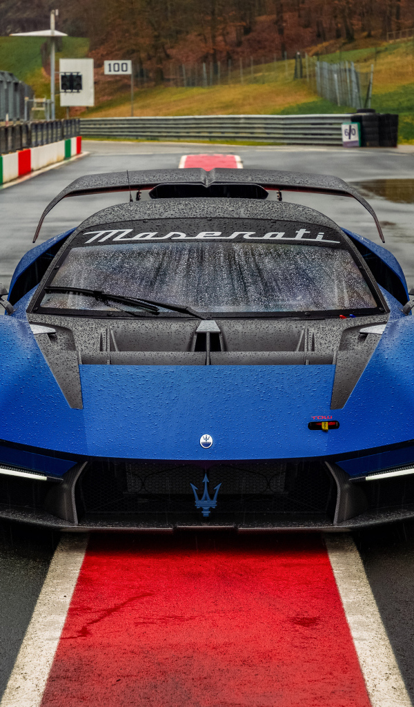 Синий автомобиль Maserati MCXtrema