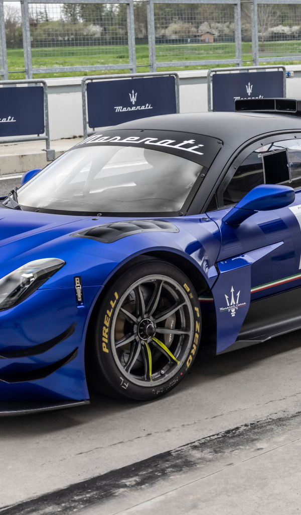 Синий спортивный автомобиль  Maserati GT2