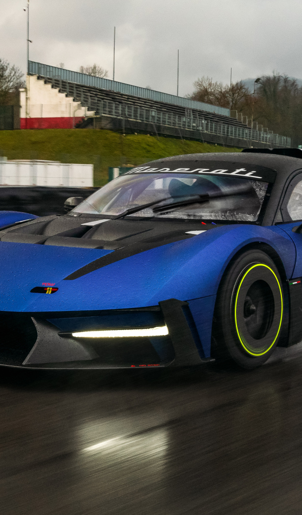 Синий спортивный автомобиль Maserati MCXtrema