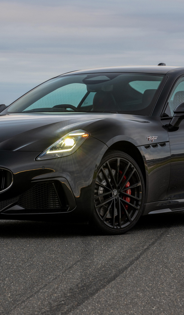 Дорогой черный Maserati GranTurismo Trofeo 2024 года