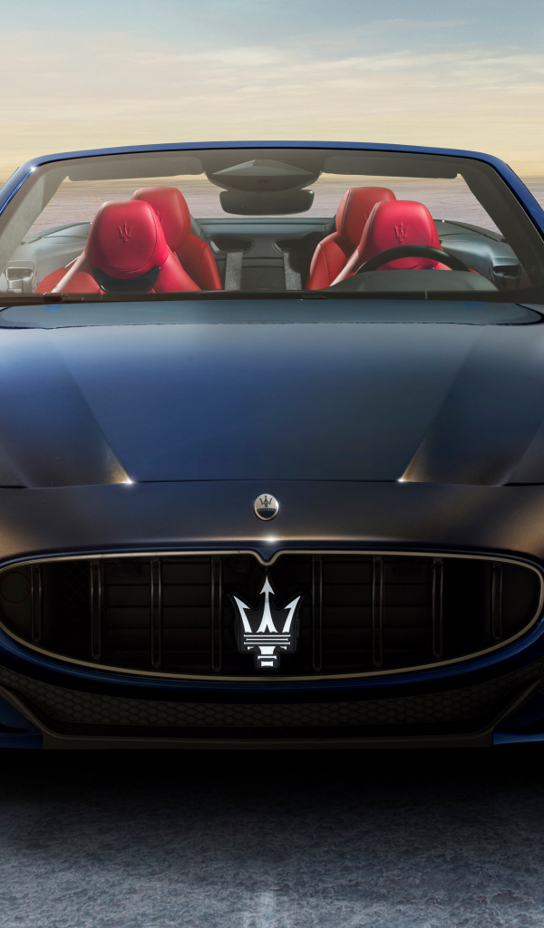 Вид спереди на автомобиль Maserati GranCabrio Trofeo 2024 года
