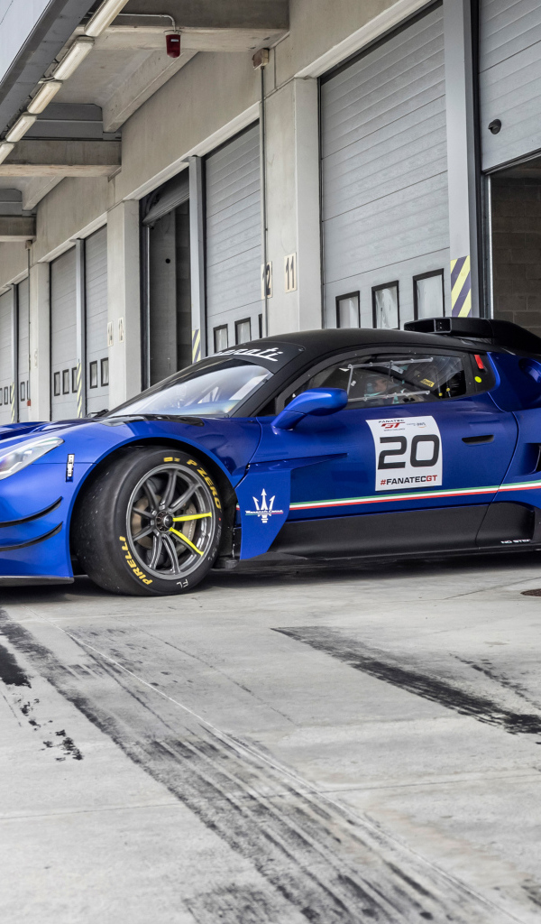 Автомобиль Maserati GT2 в гараже