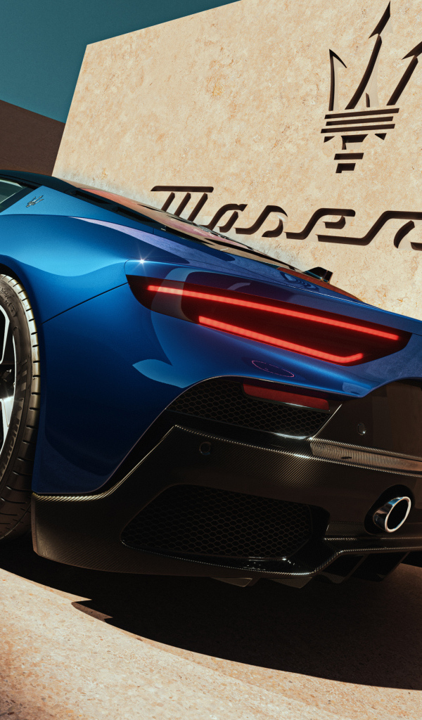 Вид сзади на автомобиль Maserati MC20