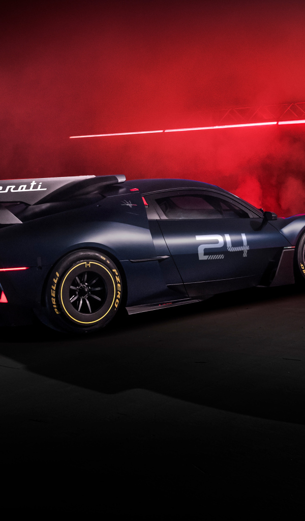 Вид сзади на спортивный автомобиль Maserati MCXtrema