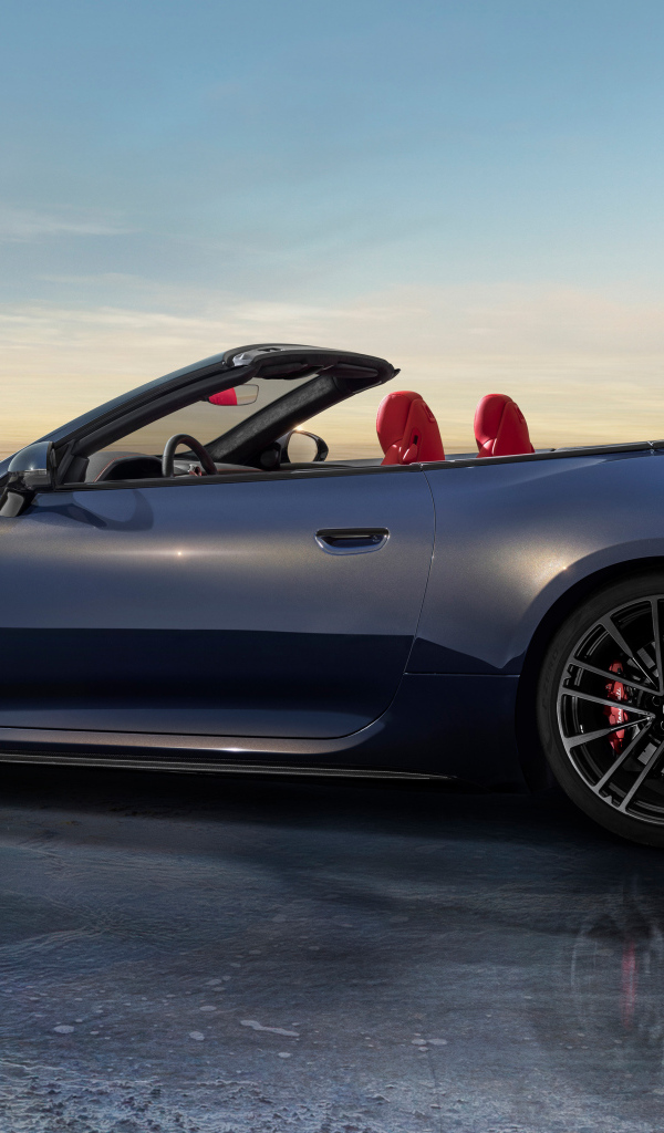 Вид сбоку на автомобиль Maserati GranCabrio Trofeo 2024 года