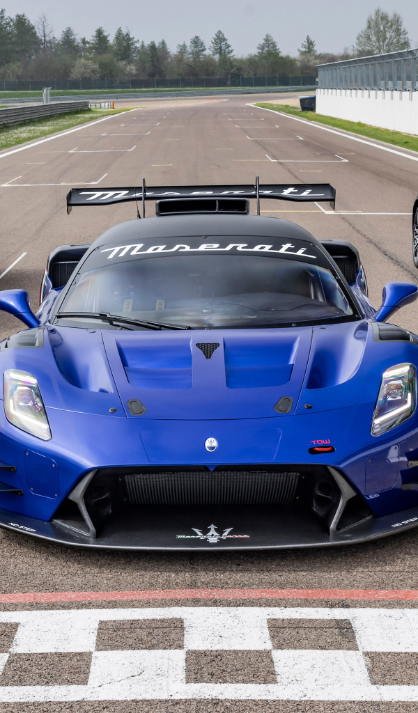 Спортивные автомобили Maserati MC20 на старте