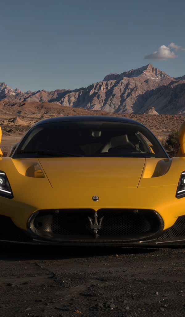 Желтый спорткар Maserati MC20 с открытыми дверями