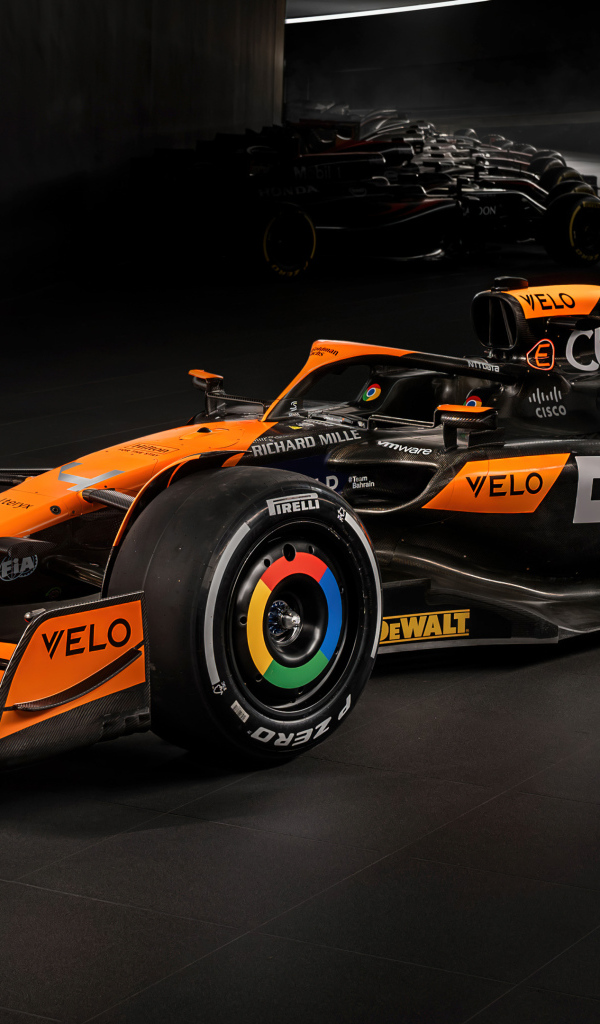 Гоночный автомобиль McLaren MCL38 Formula 1 2024 года на черном фоне
