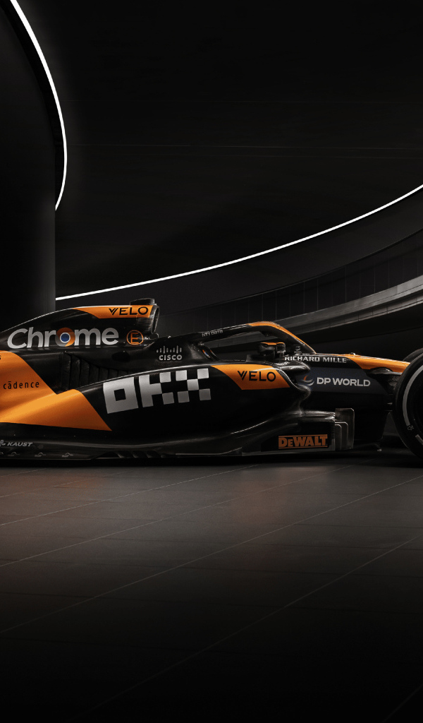 Гоночный автомобиль McLaren MCL38 2024  года вид сбоку