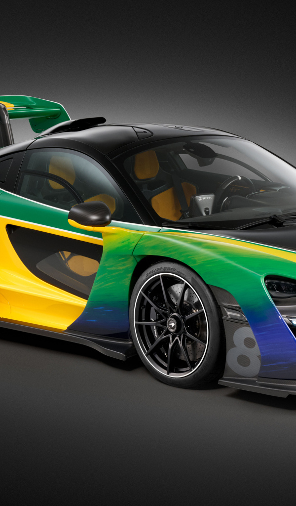 Автомобиль McLaren Senna Sempre 2024  года на сером фоне
