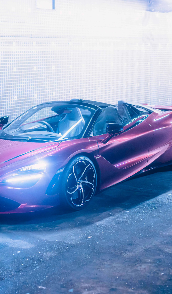 Красивый быстрый автомобиль McLaren 750S Spider