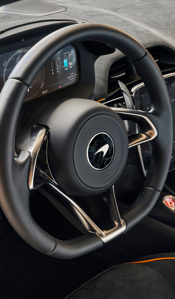 Черный кожаный салон автомобиля McLaren Artura