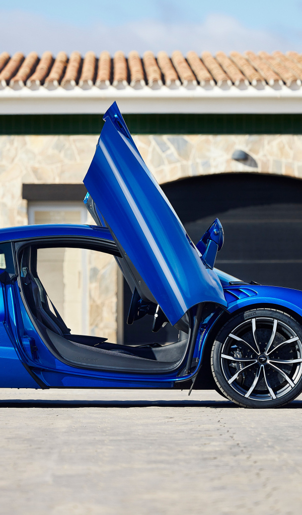Синий автомобиль McLaren Artura с открытыми дверями