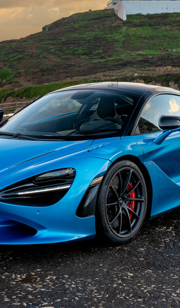 Синий быстрый автомобиль McLaren 750S Coupe