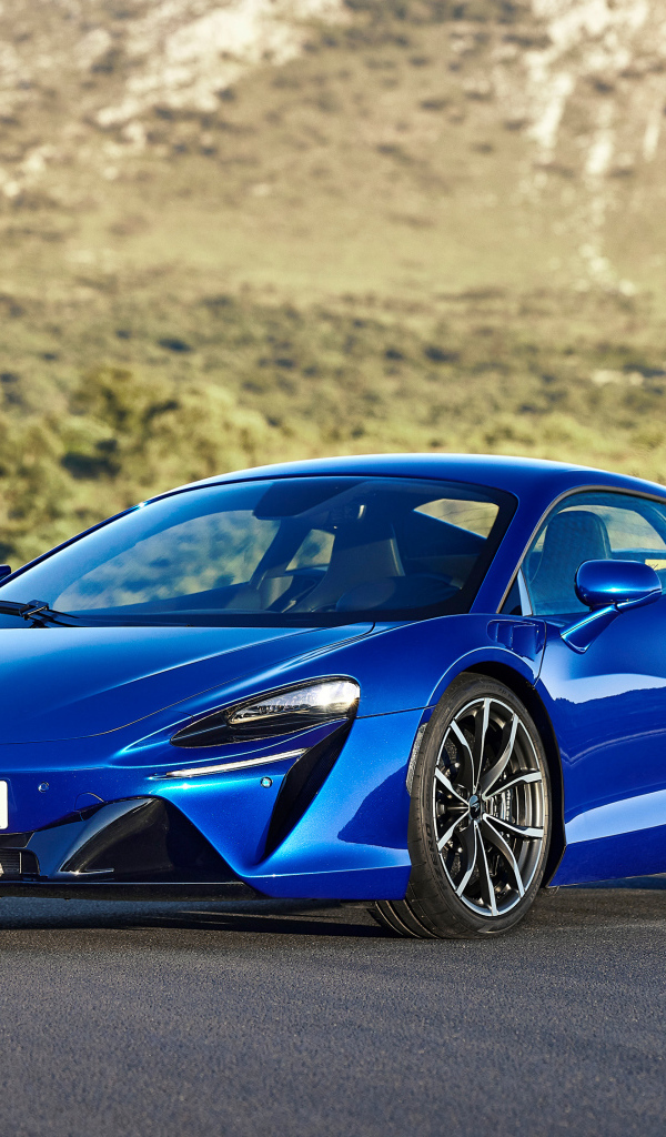 Синий быстрый автомобиль McLaren Artura
