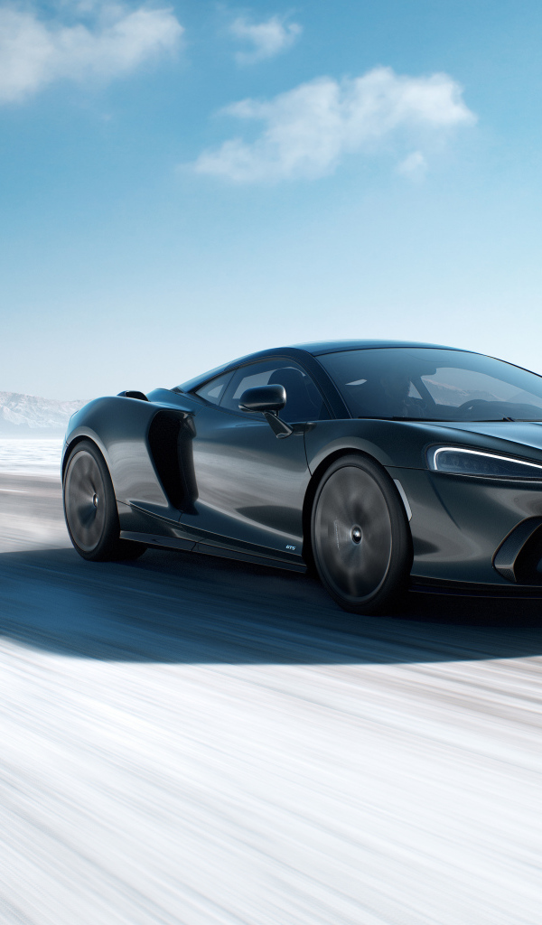 Быстрый автомобиль McLaren GTS 2024 года на дороге