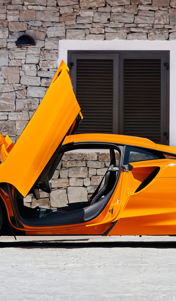 Быстрый McLaren Artura с открытыми дверями