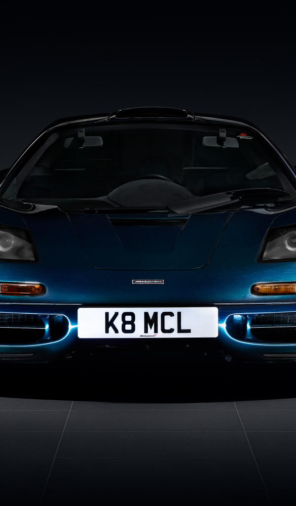 Вид спереди на спортивный автомобиль McLaren F1