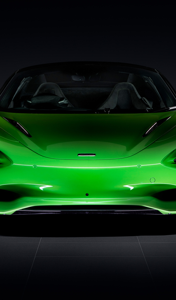 Вид спереди на зеленый автомобиль McLaren 750S