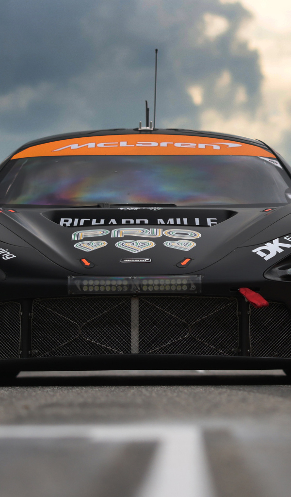 Вид спереди на гоночный автомобиль McLaren GT3 EVO
