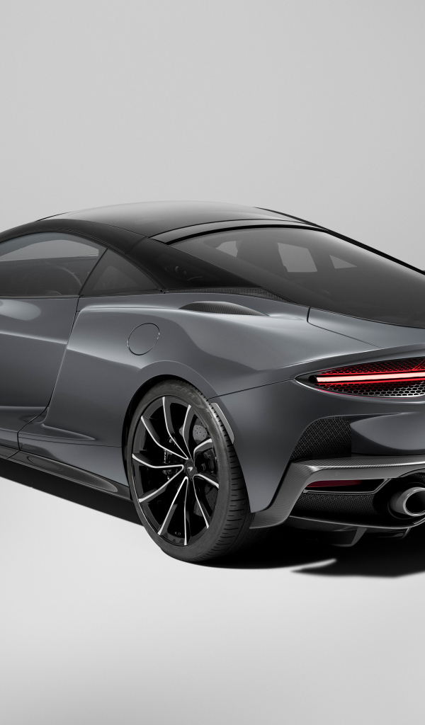 Серый автомобиль McLaren GTS 2024 года вид сзади