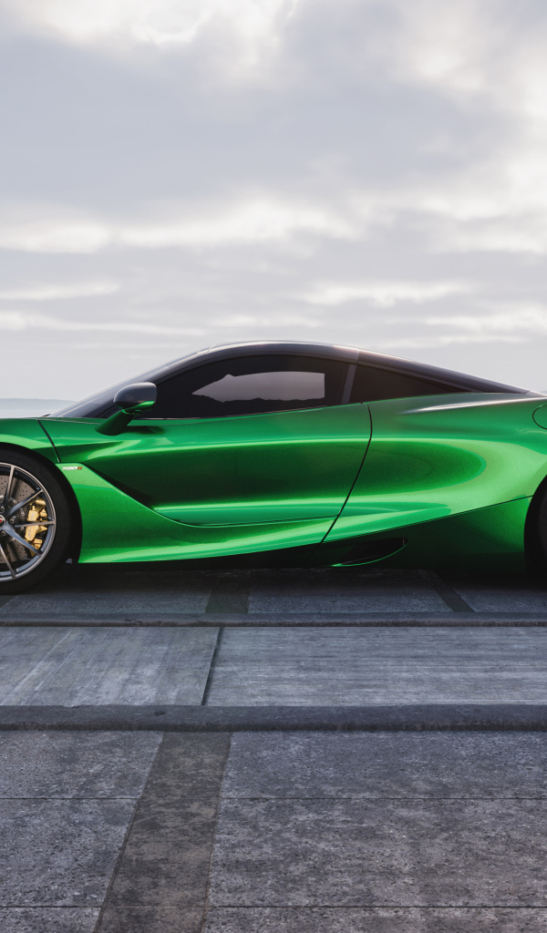 Зеленый автомобиль McLaren 720S CGI на фоне неба