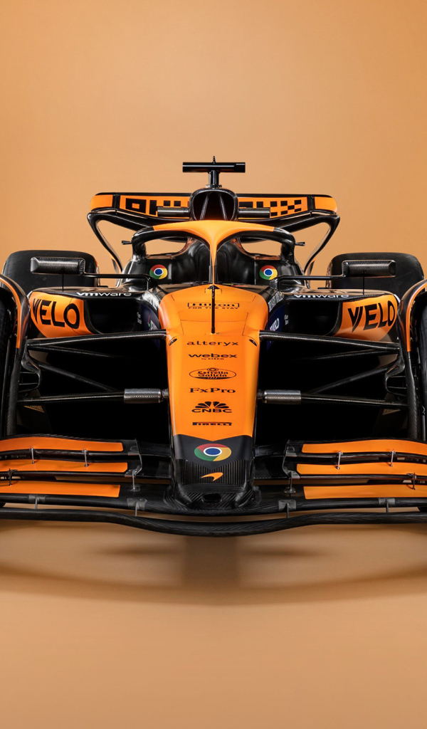 Оранжевый гоночный автомобиль McLaren MCL38 2024 года