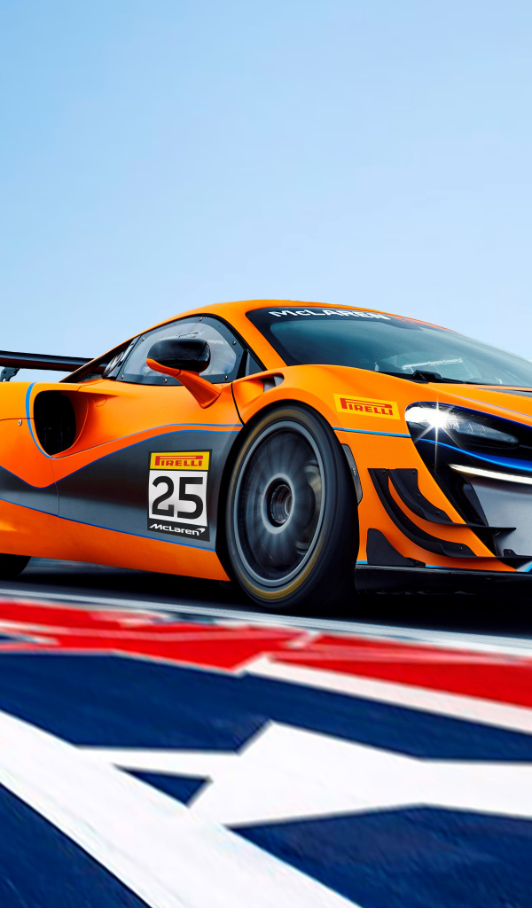 Оранжевый гоночный автомобиль McLaren Artura GT4  на стадионе