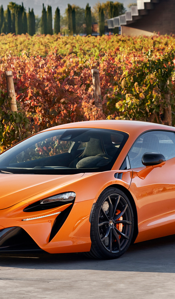 Оранжевый спортивный автомобиль McLaren Artura
