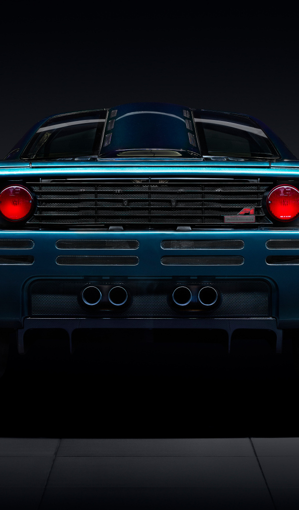 Вид сзади на автомобиль McLaren F1