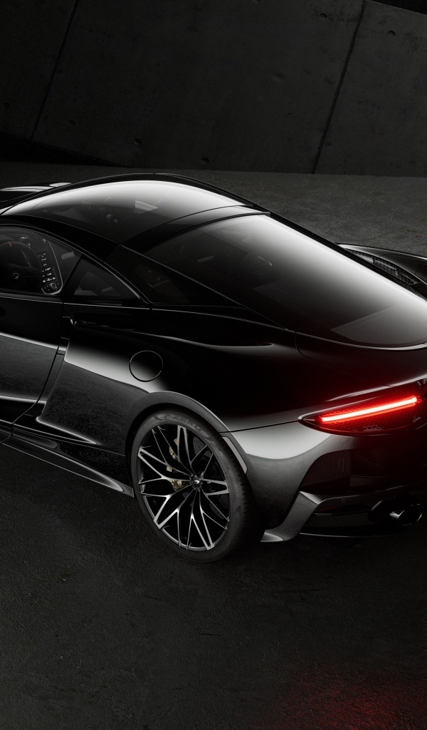 Вид сзади на черный автомобиль McLaren GT 60th Anniversary Edition