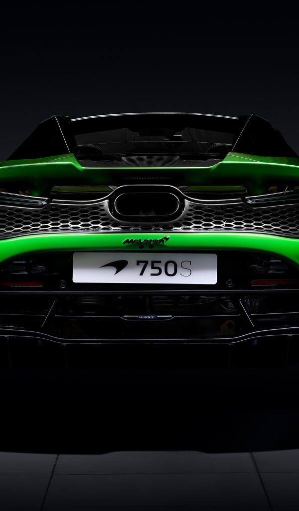 Вид сзади на зеленый автомобиль McLaren 750S