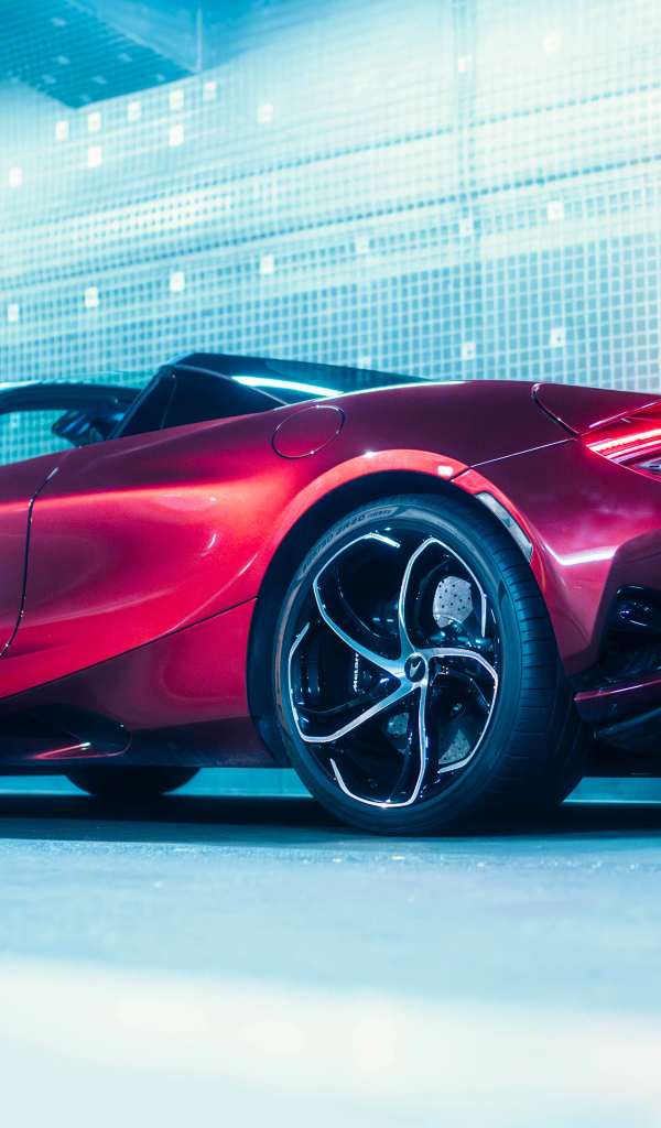 Вид сзади на красный автомобиль McLaren 750S Spider